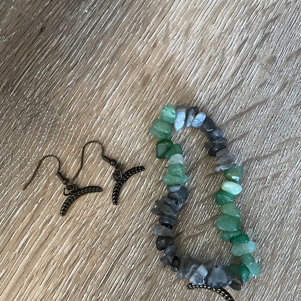 Set of elastic bracelet and earrings